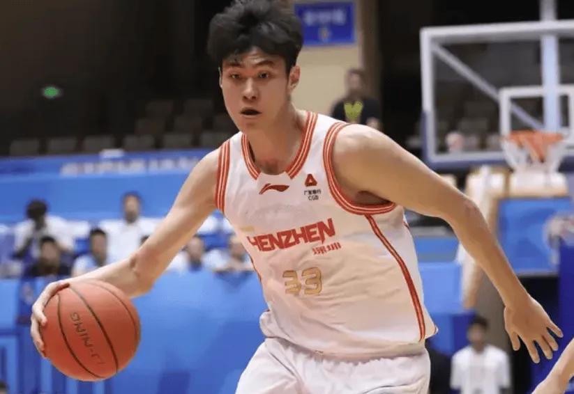 贺希宁拿着2025-26赛季CBA常规赛MVP，半决赛打广厦四场球，场均11.8分，三分命中率19.2%。
常规赛他场均20.1分，三分命中率41.6%，MVP奖杯拿得没有争议。到了半决赛，广厦的防守一上强度，球在他手里就停住了。系列赛G1他打了36分钟，11投3中，三分4中0，得6分。四场球他在三
