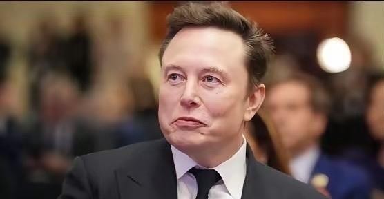 马斯克3月就官宣了Terafab，拉着特斯拉和SpaceX要在得州格莱姆斯县自建芯片厂，首期砸168亿美元，目标年产一太瓦算力。到了10月，台积电魏哲家亲口承认在谈合作，但话撂得很死：厂子必须台积电运营。马斯克转头就在X上回了一句，工厂我们自己建自己管，台积电最多分租一块地。这事看着热闹，骨子里就一