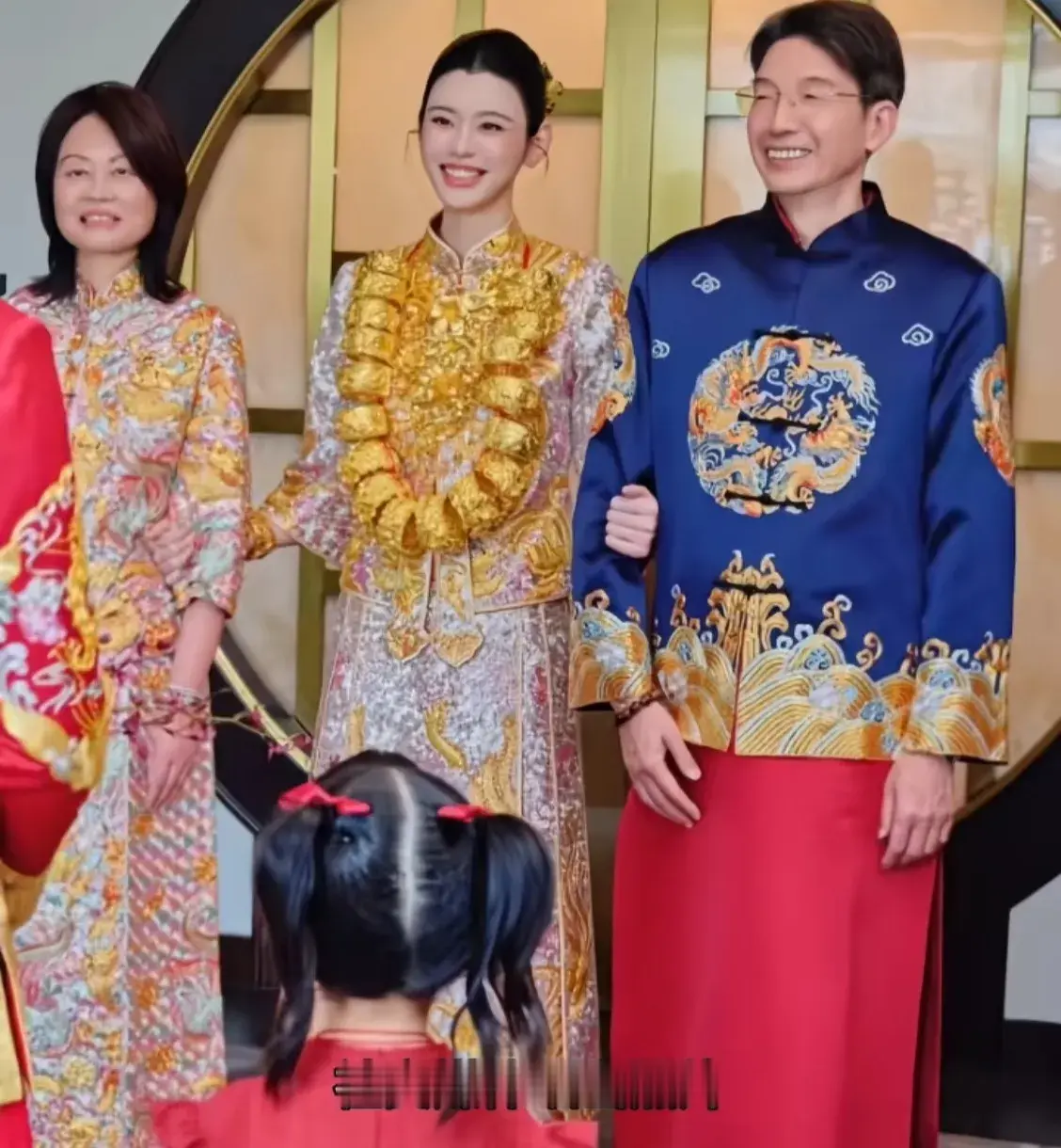 奚梦瑶这场中式答谢宴动人的不只是他们的爱情。最打动我的，反而是奚梦瑶与婆婆四太深情对望的瞬间。
四太满脸笑意看着儿媳，眼神温和真诚，奚梦瑶同样笑着回望过去，没有拘谨客套，婆媳二人双向对视，氛围感一下子就上来了。
豪门的婚嫁，从来都不只是两个人的事，背后牵扯一整个大家族。能在公开场合有这样松弛的对视，