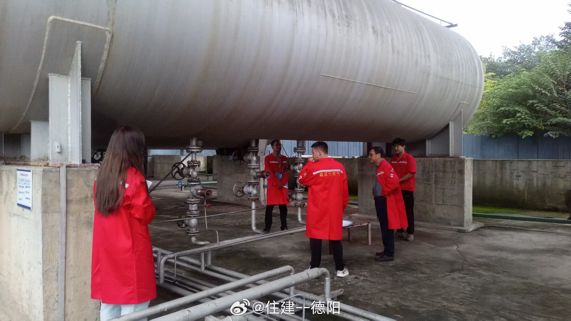 【紧绷安全弦 筑牢防护网 市住建局开展国庆节前燃气安全专项检查】
为扎实做好国庆假期燃气安全保障工作，筑牢节日安全防线，保障市民群众安全稳定用气，9月29日，市住建局组织检查组赴德阳华润燃气有限公司、鑫望CNG加气站及全市各液化石油气充装站，开展国庆节前燃气安全生产专项检查。
 ​