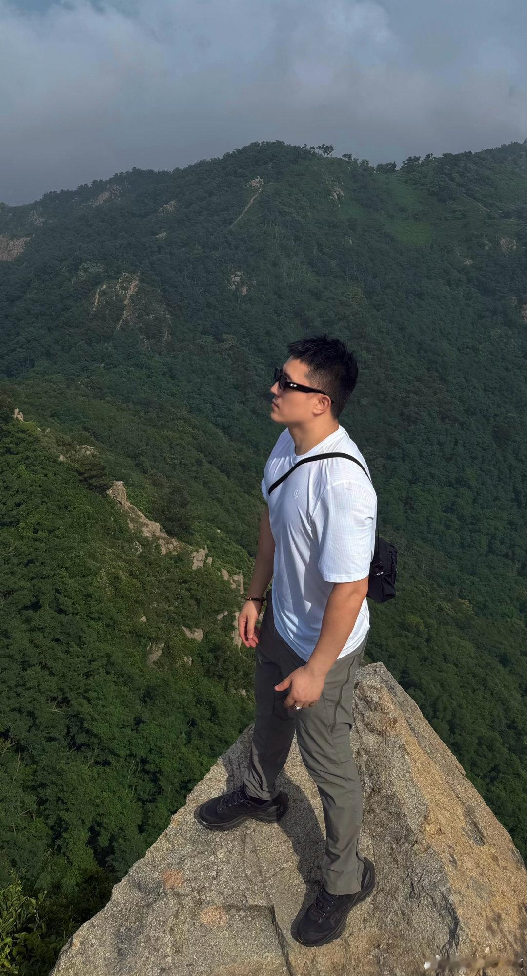 毛衣 卫衣 羽绒服都准备好了，
感觉距离中央气象台发布冷空气来临不远了。 ​
