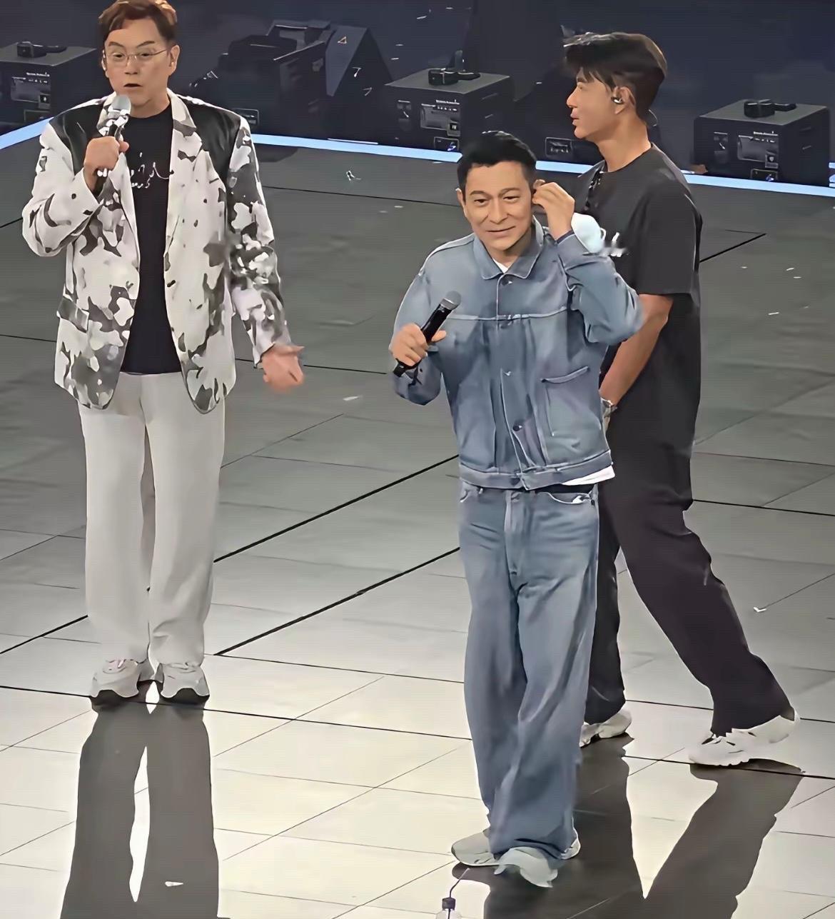 明眼人都看出来了，同样是刘德华，为什么在古天乐演唱会上又蹦又跳能炸场，到了谭咏麟红馆，不敢像在古天乐的演唱会那样抢戏拘谨多了？
不是他放不开，是辈分压在那儿。
古天乐是他后辈，当年还被叫过刘德华接班人，去兄弟场子当然想怎么玩就怎么玩。
谭校长就完全不同了，四大天王出来之前，香港乐坛 ​