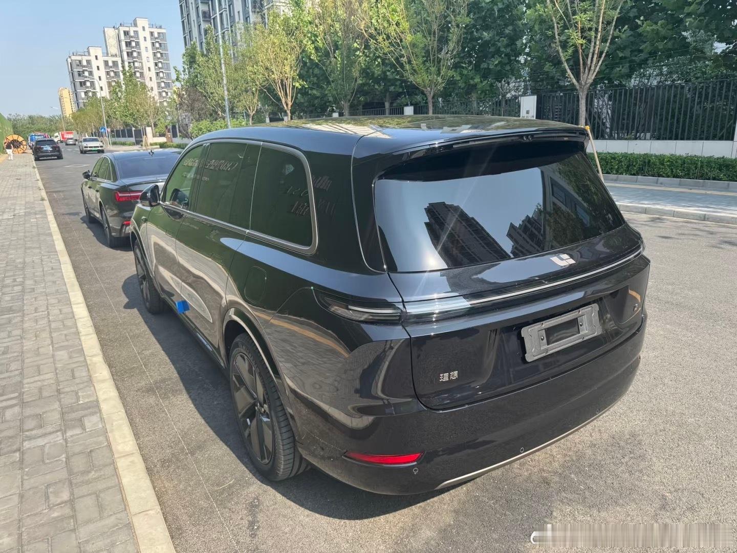 家庭出游首选🔥租理想L9焕新版，冰箱彩电
全家多人出行、长途自驾不用买车，租25款理想L9 Ultra焕新版，直接解锁移动的豪华大座舱🏕
增程式可油可电，没有纯电里程焦虑，家庭旅行、商务接待都体面舒服。
🚗车型核心亮点
✅2+2+2六座布局，大空间，二排零重力座椅，通风/加热/按摩全都有，第三排 ​