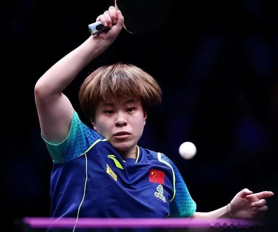 #陈梦观战王艺迪姜依依vs张本美和早田希娜#
WTT中国大满贯女双半决赛，王艺迪搭配姜依依迎战张本美和、早田希娜。陈梦来到看台，全程关注小将在场上的发挥。两人拼下一局后1比3惜败，新人在大赛积累宝贵经验，大家觉得双打临时组队最难的地方是什么？#WTT中国大满贯女双半决赛# ​
