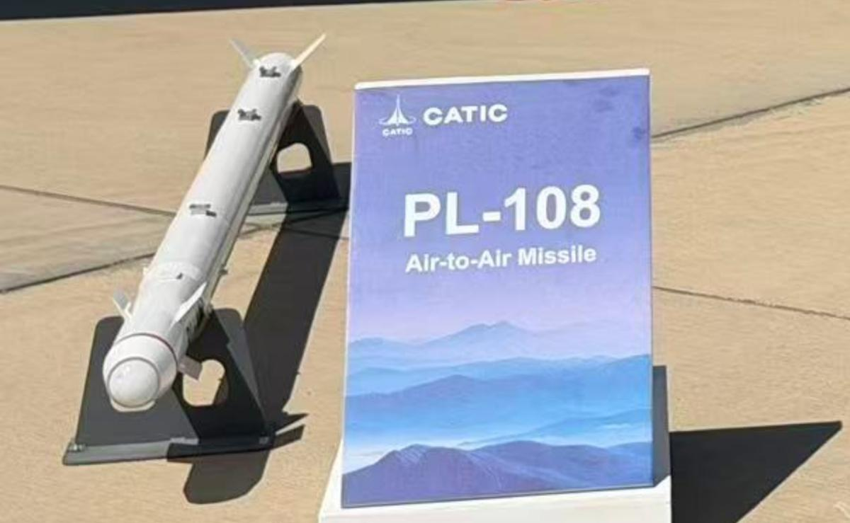 在近期开幕的埃及国际航展上，我国全新研发的霹雳-108无人机专用空空导弹公开亮相，引发全球防务圈关注。作为首款专为无人机制空作战打造的新型弹药，它精准补齐了国产无人机空战短板，专门克制土耳其强势的察打一体无人机，彻底改写低空无人对抗格局。

此前苏丹武装冲突中，土耳其“枪骑兵”无人机大放异彩。该机升