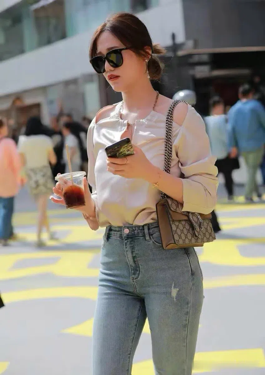 街头拍摄的美女小姐姐，她那火辣的身材和迷人的颜值气质，是否让你有种一见...