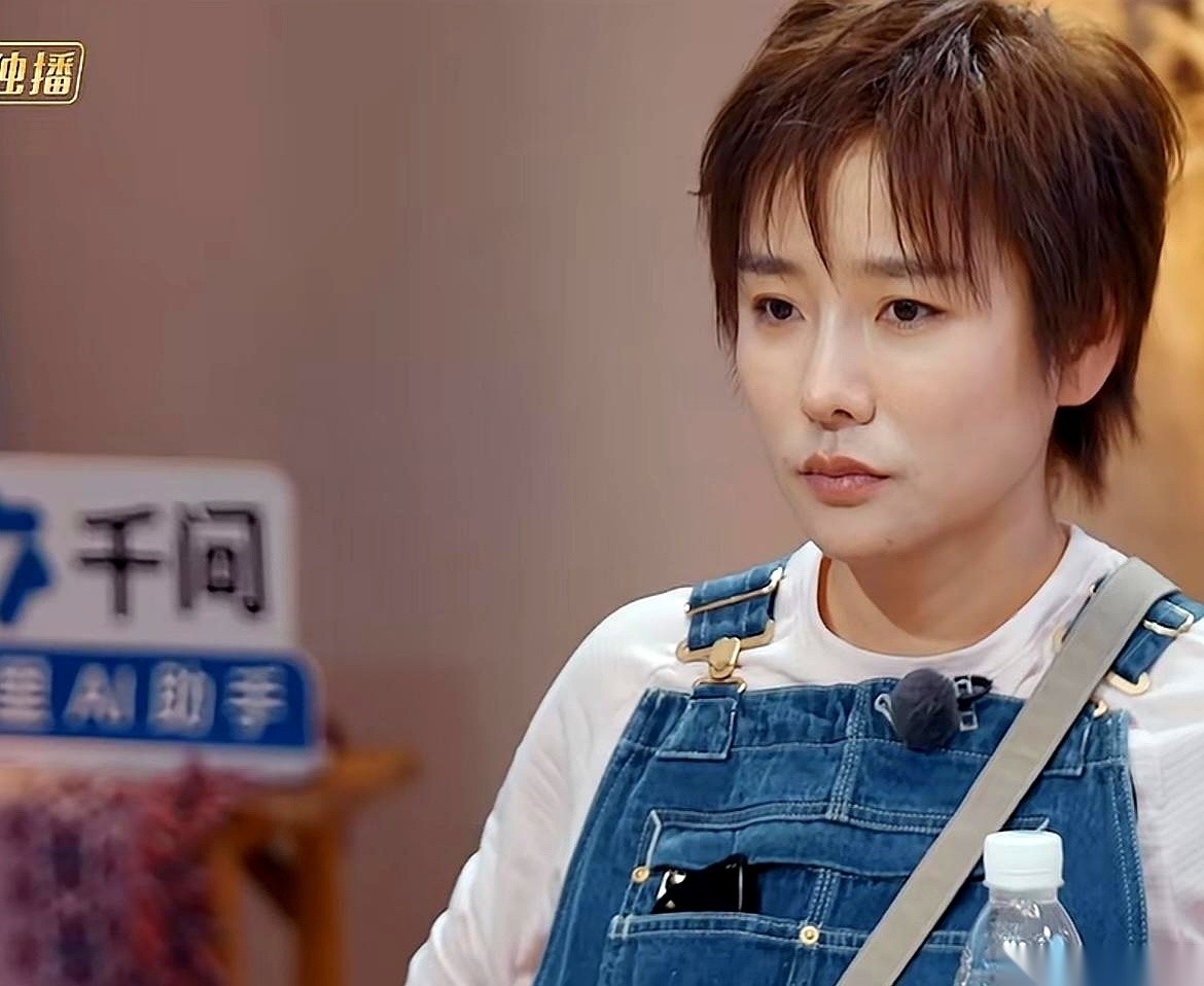 厉娜和许飞在镜头前撕开的这桩陈年旧案，核心根本不是两个人的恩怨，而是一场找不到收据的指控。
厉娜认准了是对方把悄悄话捅到高层耳朵里，这才断送了自己的前程；许飞转过头就扔出一句硬邦邦的反问：我比容嬷嬷还厉害？我能只手遮天吗？
最耐人寻味的地方恰恰就在这里。
整场风波传了这么多年，所谓高层听信谗言的内幕