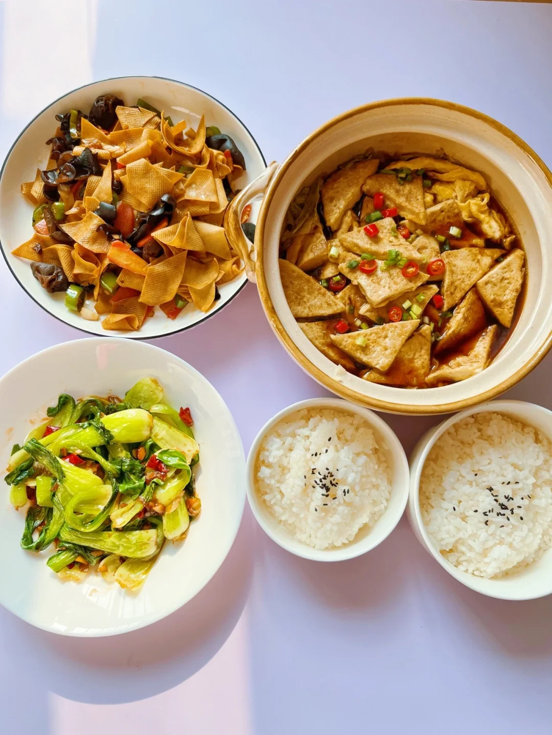今日午餐：白菜豆腐煲➕青椒豆皮炒木耳➕青菜