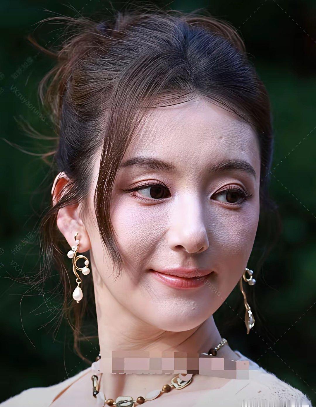 方媛高清怼脸拍，该说不说这皮肤状态绝了 ​​​
