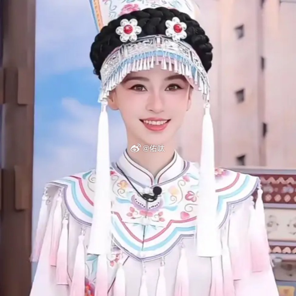 昔日8000万片酬，如今直播间卖力卖鞋，Angelababy真的无戏可拍只能带货？[吃惊] ​
