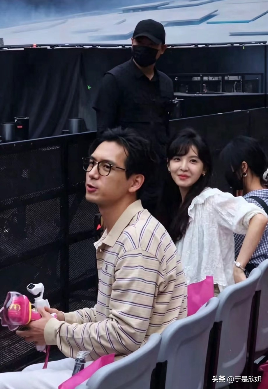 汪苏泷演唱会惊现李现章若楠，褪去明星光环，化身普通观众
 
汪苏泷演唱会现场，有不少观众偶遇李现、章若楠，现场路人抓拍照片迅速在网络流传。镜头下，李现一身条纹polo衫，黑框眼镜休闲感十足，手里拿着拍摄设备，不停记录舞台画面，被网友调侃宛如专业站哥。一旁的章若楠一身白色温柔穿搭，安坐观众席沉浸式看演