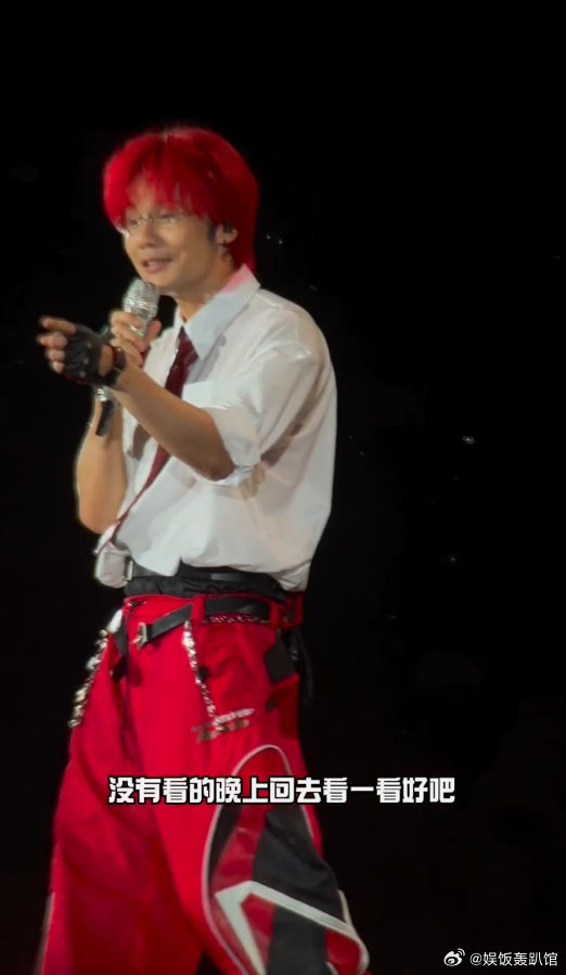 #李荣浩演唱会问粉丝看早春晴朗了吗##李荣浩问粉丝看早春晴朗了吗#
演唱会现场突发趣味互动，李荣浩登台不忘在线发问粉丝有没有追《早春晴朗》，舞台秒变追剧安利现场，氛围感欢乐又好笑 ​