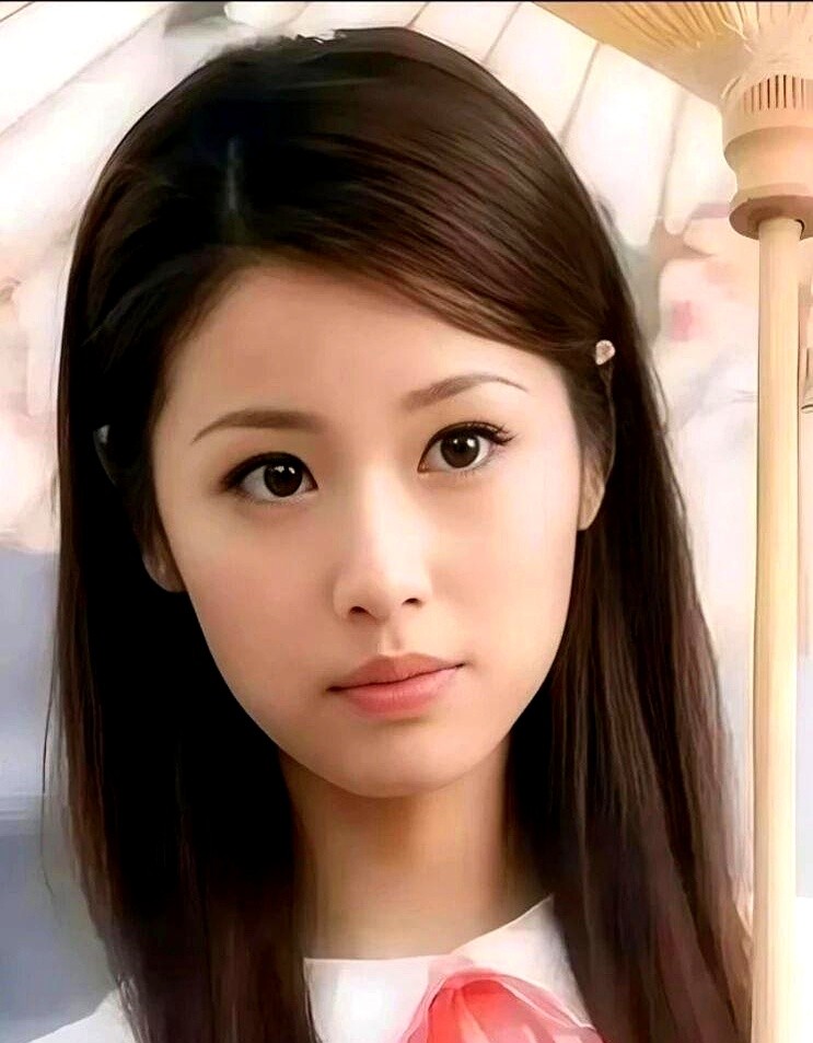 四十岁出头扎麻花辫、穿粉衣演十五岁少女，林心如因为《秀丽江山》被观众足足吐槽了快十年。

十级磨皮都藏不住法令纹，大家都说她花期短。

但很多人不知道，出道30年演过紫薇、顾曼桢、窦漪房等100多部戏的她，后来直接把甜宠玛丽苏剧本全推了。

到了48岁，她转头去演风月场老板娘、演单亲妈妈，连脸上的细