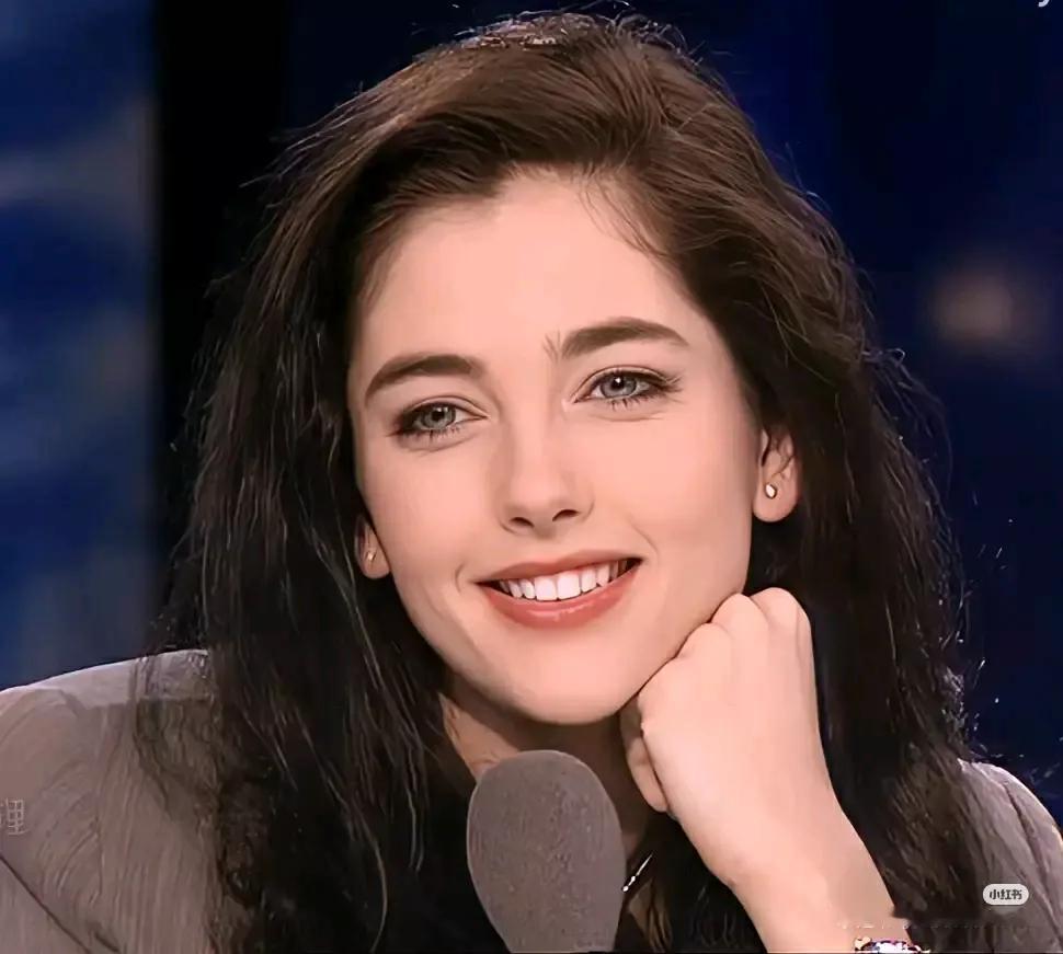 法国冷门美女克里斯蒂亚娜·耶里，法式风情美女，她给人一种带有海洋 海王...