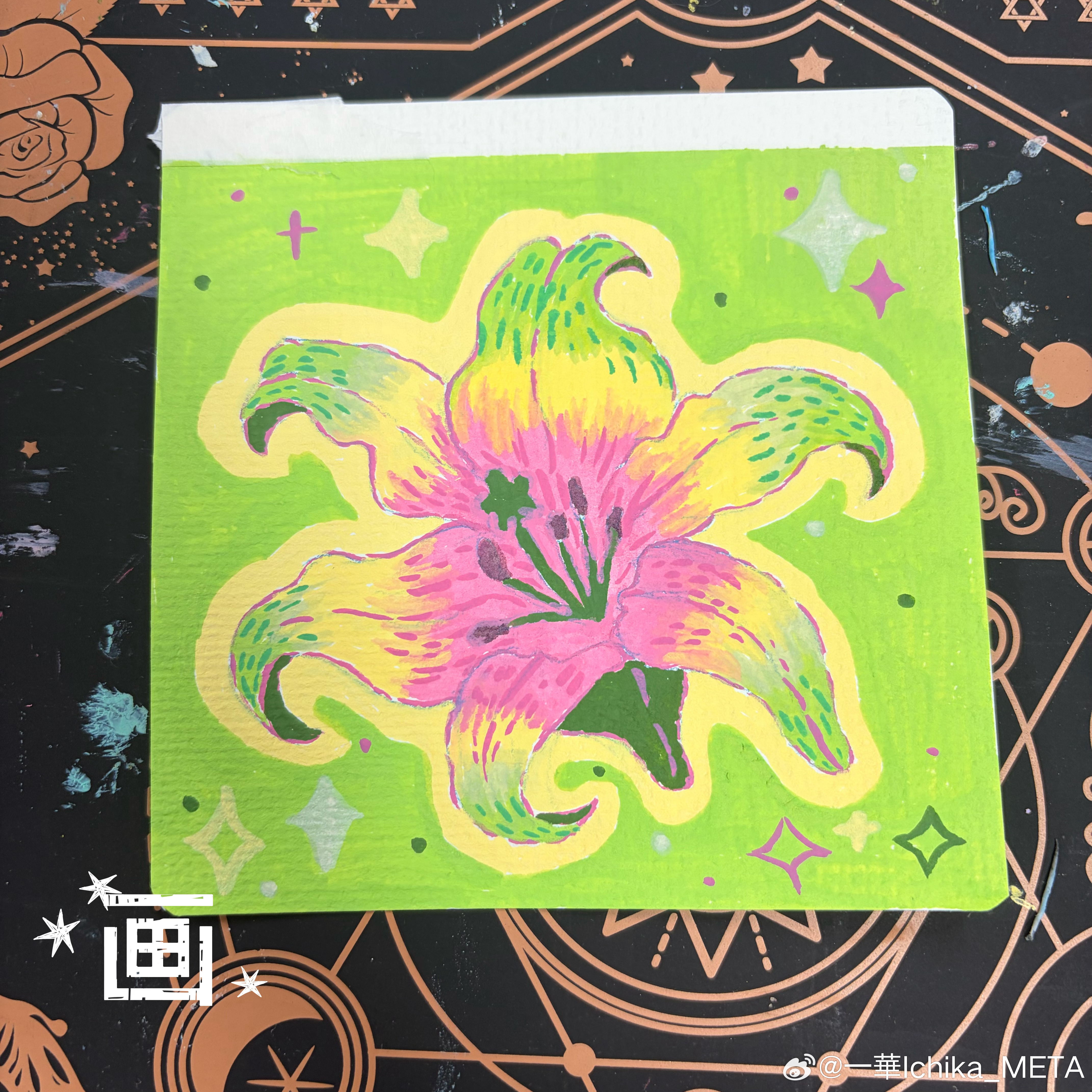 #一起咔嚓一下吧##地下偶像##日常分享# 
一个月没出现了(*≧ω≦)
不搞偶活的时候也在忙一些有趣的事情！
跑去香港追星了，追星就是很幸福我懂！
除了跳舞唱歌排练之外也在学习画画，画画画画好多种，虽然画的不好但会很有成就感（如果技术能提升就最好了）
这周五就要见面了，期待一下特殊装扮的META ​