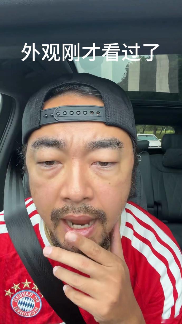 #半个车圈都在劝峰哥少说两句#峰哥回归后首播聊上汽大众ID.ERA 8X，我看得挺过瘾。抢答“下次别上”、追着车机问刹车，确实好笑；但反怼“大众杂牌”、拆穿车评黑话、劝人先攒彩礼，又让人觉得他是真站普通人这边。车评人恰饭、论资排辈、智驾排名他也敢碰，难怪评论区从看热闹变成“哥，刚回来，悠着 ​