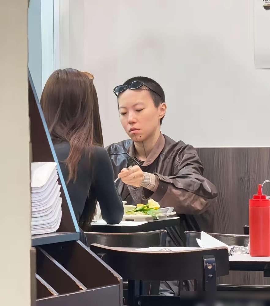 窦靖童又被群嘲没观众缘，这帮人怕是没听过她16岁写的歌。
她16岁写的《Stone Café》，全英文，格莱美制作人操刀，词曲全是自己，第二张《Kids Only》直接玩实验，贝斯轰得人头皮发麻，不是不会唱流行，是压根没想跟你玩。
2023年首张中文专辑《春游》，拿下最佳女歌手，融合爵士电子和嘻