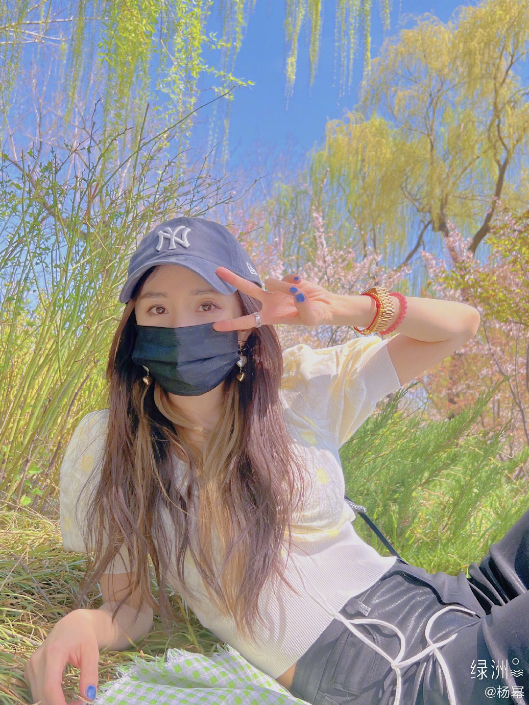 #杨幂[超话]#

裤喜欢的女生经常给我发日常 所以裤总在想 喜欢一个人真好，整个人都会幸福起来

#杨幂##杨幂prada品牌代言人# ​