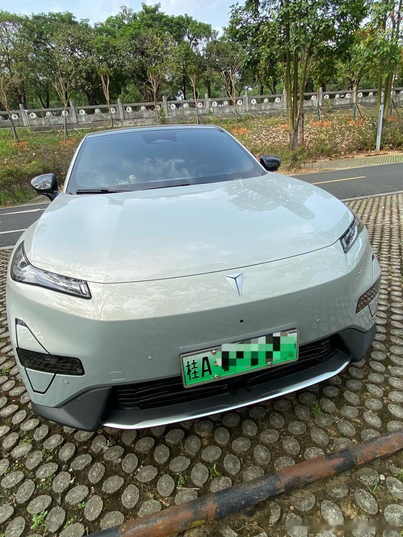 当初下定决心选择深蓝S05，是对比多款车型之后的慎重决定。从反复看参数、线下试驾，到敲定配置、等待提车，拿到爱车的那一刻，内心满是期待与欢喜。这不仅仅是一台代步工具，更是拓展生活边界的伙伴。
拥有车子之后，我的生活也多了许多新体验。闲暇周末，我会开着它奔赴周边山野，去看山林落日，记录 ​