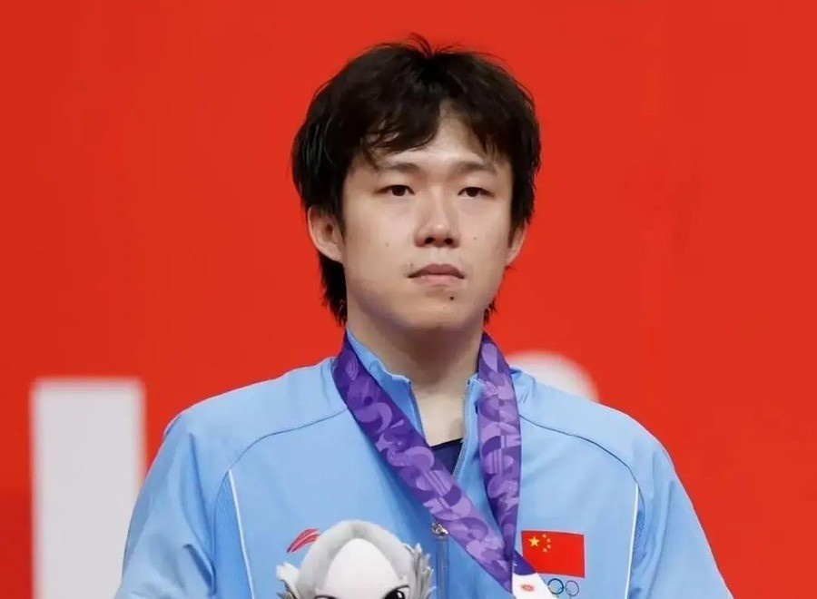 王楚钦，男单世界第一，亚运决赛被队友林诗栋4比0横扫，自己因伤退出下一站单打，赛场外观众还在喊“林诗栋上一单”，教练王皓被骂到掏手机报警。
先把时间线摆出来。2026年9月24日名古屋亚运会男团决赛，国乒2比3输日本，亚运八连冠断了。王楚钦打一单，首盘3比2赢松岛辉空，第四盘0比3输张本智和。林诗栋