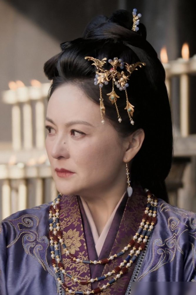 央视收视破1，优酷48小时热度破万，Netflix全球第七，这剧数据杀疯了。
结果观众吵得最凶的，不是剧情，是脸。
曾一萱、戴娇倩、毛林林，三个女演员往那一站，五官轮廓像复制粘贴。弹幕全在问：这是同一个人换了三套衣服？
《嫁金钗》讲真假千金替嫁冲喜，田曦薇从夜香妇逆袭。宅斗戏份本来靠人物关系拉
