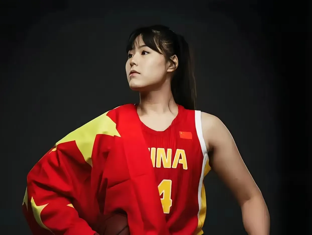 李月汝护照丢了！中国女篮核心无缘世界杯，这三点坑惨她，太冤了
你敢信？中国女篮主力中锋李月汝，因为护照在美国邮寄过程中丢了，直接无缘本届女篮世界杯！这事儿听着像段子，但真真切切发生了。这不是“不小心”，是“离谱”到让人想摔手机。多方协查、拼命补救，但直到报名截止，护照还是没找着。李月汝只能干瞪眼，眼
