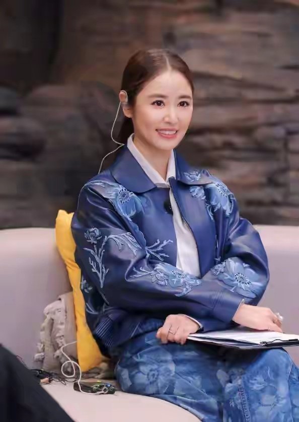 50岁林心如增肥后美得更大气，穿开衫配小白裤好高级，差点认不出 ​