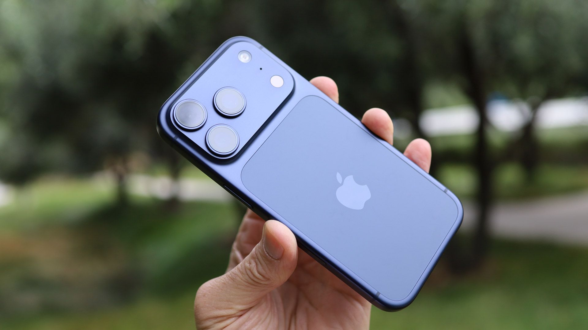 18 Pro破发iPhone 18 Pro破发，本质上还是由于价格太高了，1万块起售的手机，大部分普通人都买不起，甚至就连黄牛也不敢囤货。虽然一些电商平台推出了免息分期等优惠，但很多人去年分期的iPhone 17还没有还完呢，又哪来钱买iPhone 18？没有人买账，iPh