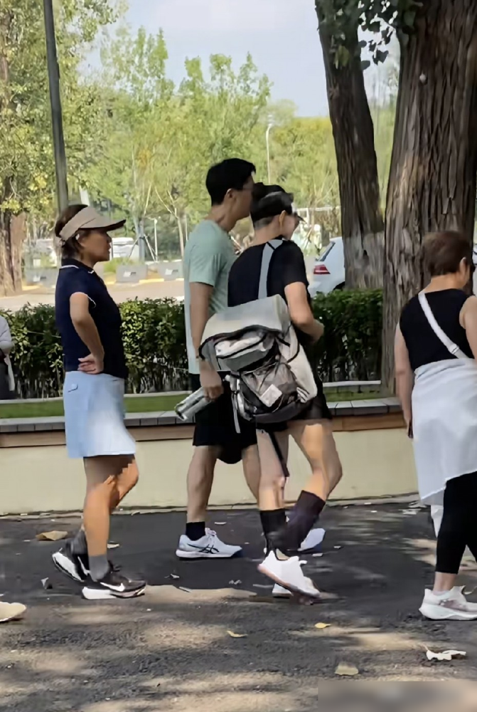 66岁的宋丹丹，把56岁的李静衬成了同龄人。
9月18日，朝阳公园，俩人运动完往外走，一路聊得没停。生图直出，宋丹丹那腰板笔直，短款黑运动衣，小腿肌肉线条绷得紧紧的，步伐轻快得跟踩弹簧似的，从背后看说是四十多都不夸张。
旁边的李静也健身，腿上有肉有劲儿，可往宋丹丹旁边一站，愣是显得松垮了几分。