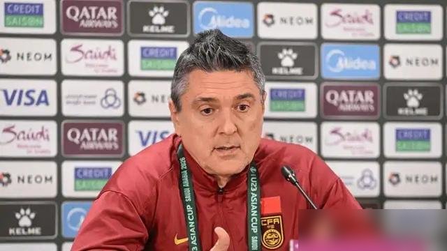 刚带完亚运队拿了铜牌，安东尼奥转头就被摁在U21国奥的帅位上。11月9号广东肇庆竖旗，目标直指2028洛杉矶。别嫌早，亚洲就2张门票，连附加赛都没有，2027年6月预选赛一开打，留给你试错的时间不到八个月。足协这回学精了，不等联赛踢完，直接卡着11月国际比赛日拉去踢四国赛，以赛代练筛人。安东尼奥那套