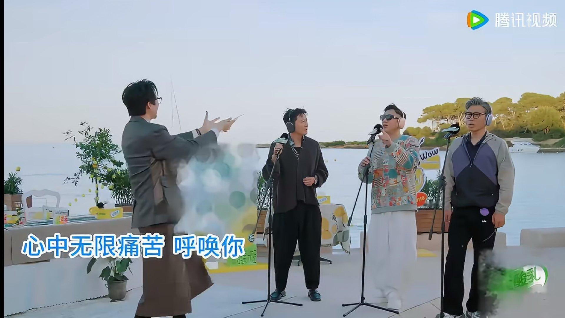 看着这个画面我没笑，真没笑哈哈哈哈哈哈哈哈哈哈哈哈哈哈哈哈！这个地球超新鲜实在忍不了一点啊

#刘宇宁说孙红雷唱歌进步了#。#刘宇宁看似指挥实则主唱#。#摩登兄弟[超话]# ​