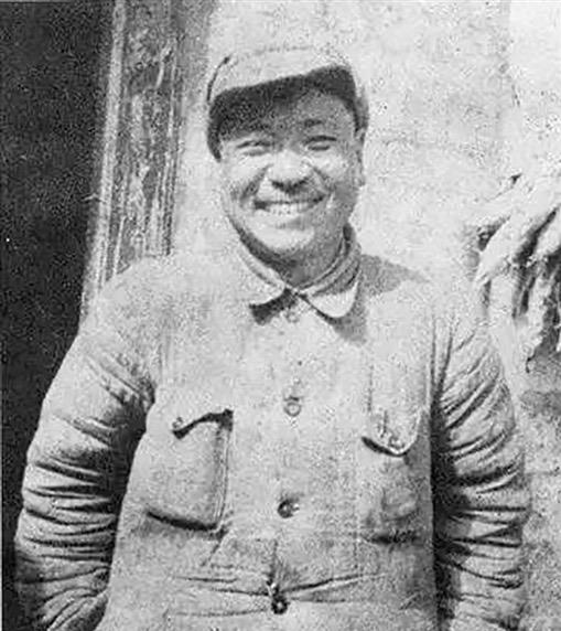1939年，五重间谍袁殊，被76号逮捕，李士群要他招供，谁知他却一点不慌，反而淡定地说：“我的身份，岩井英一知道，你打电话问他吧！”

1939年，上海76号盯上了袁殊。

在很多人看来，这次抓捕几乎已经没有悬念。袁殊是军统上海区国际情报组少将组长，手里还牵涉一项针对76号的爆破计划。计划一旦暴露，