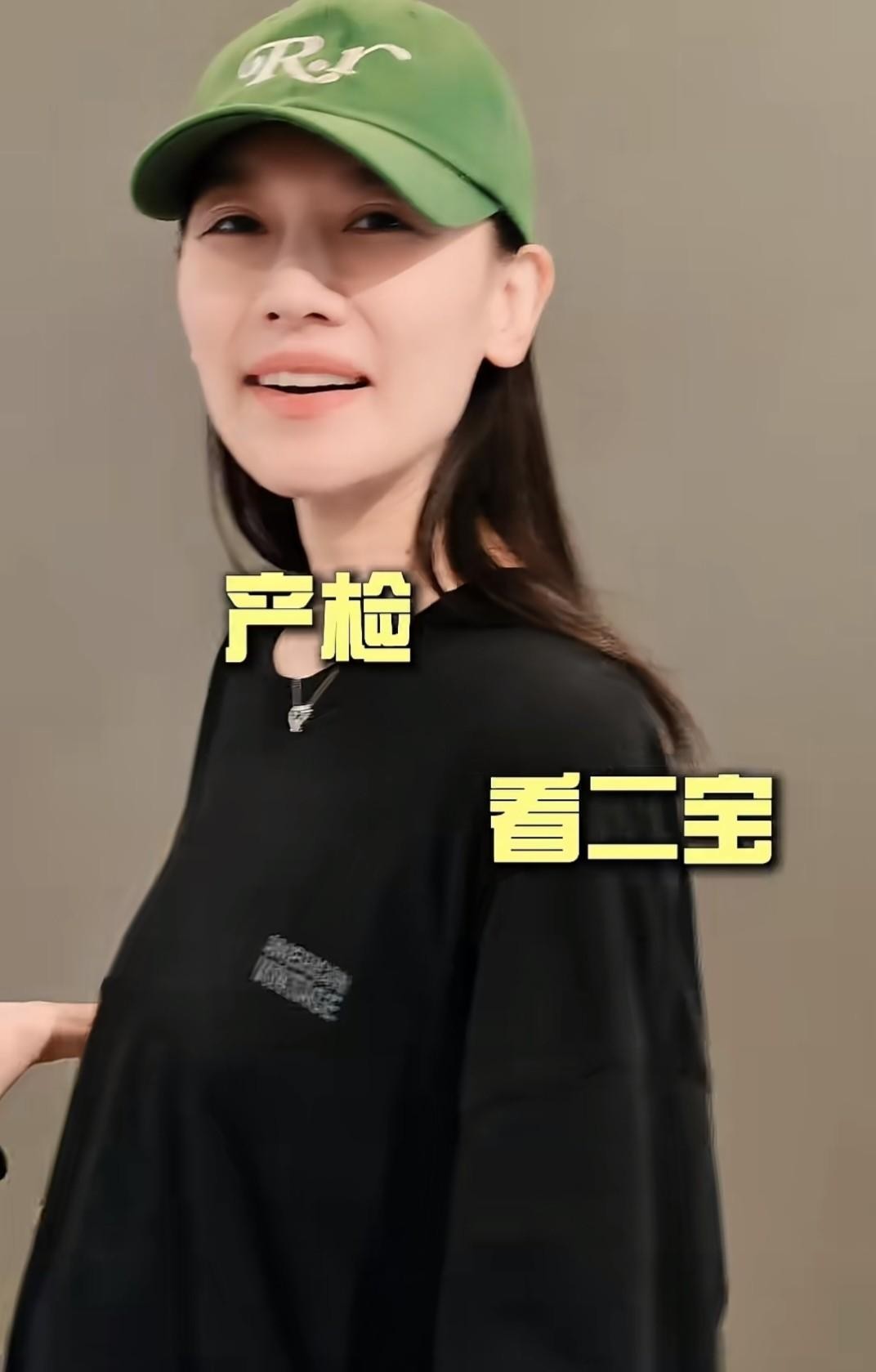 孙骁骁更新孕期vlog，老公任重全程陪同到医院产检，这次主要给二胎宝宝做四维彩超检查。视频里任重轻声询问二宝的胎动情况，温柔问道：“能感觉明显吗？”孙骁骁满脸笑意回应，胎动特别清晰，小家伙在肚子里一直不停活动，活力满满。
聊起产检的心情，孙骁骁直言二胎心态和怀大女儿嘻嘻时截然不同。当初头胎当妈妈，心