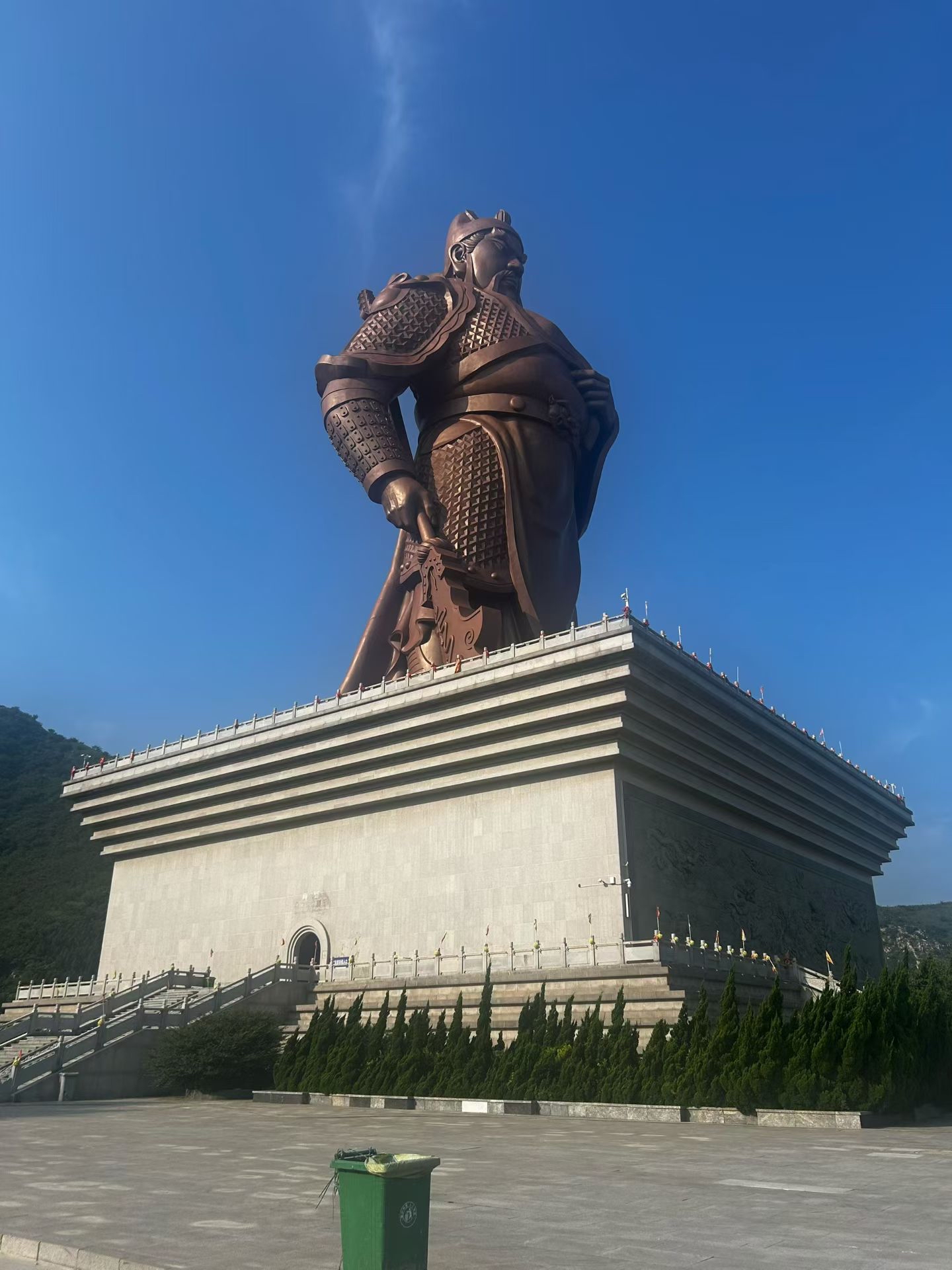 这次山西运城之旅，最让我感慨的就是常平的关公圣像，如此雄伟壮观的关公，出现在眼前，真的难以抑制内心的激动。
关羽关云长，作为家喻户晓，且对我来说耳熟能详的历史人物，这次来到眼前了，虔诚祭拜他，自然是少不了的。
尽管我心里很清楚，历史上的关羽不一定是武圣，但巨型关公圣像真的在面前，还是觉得武圣真的来了