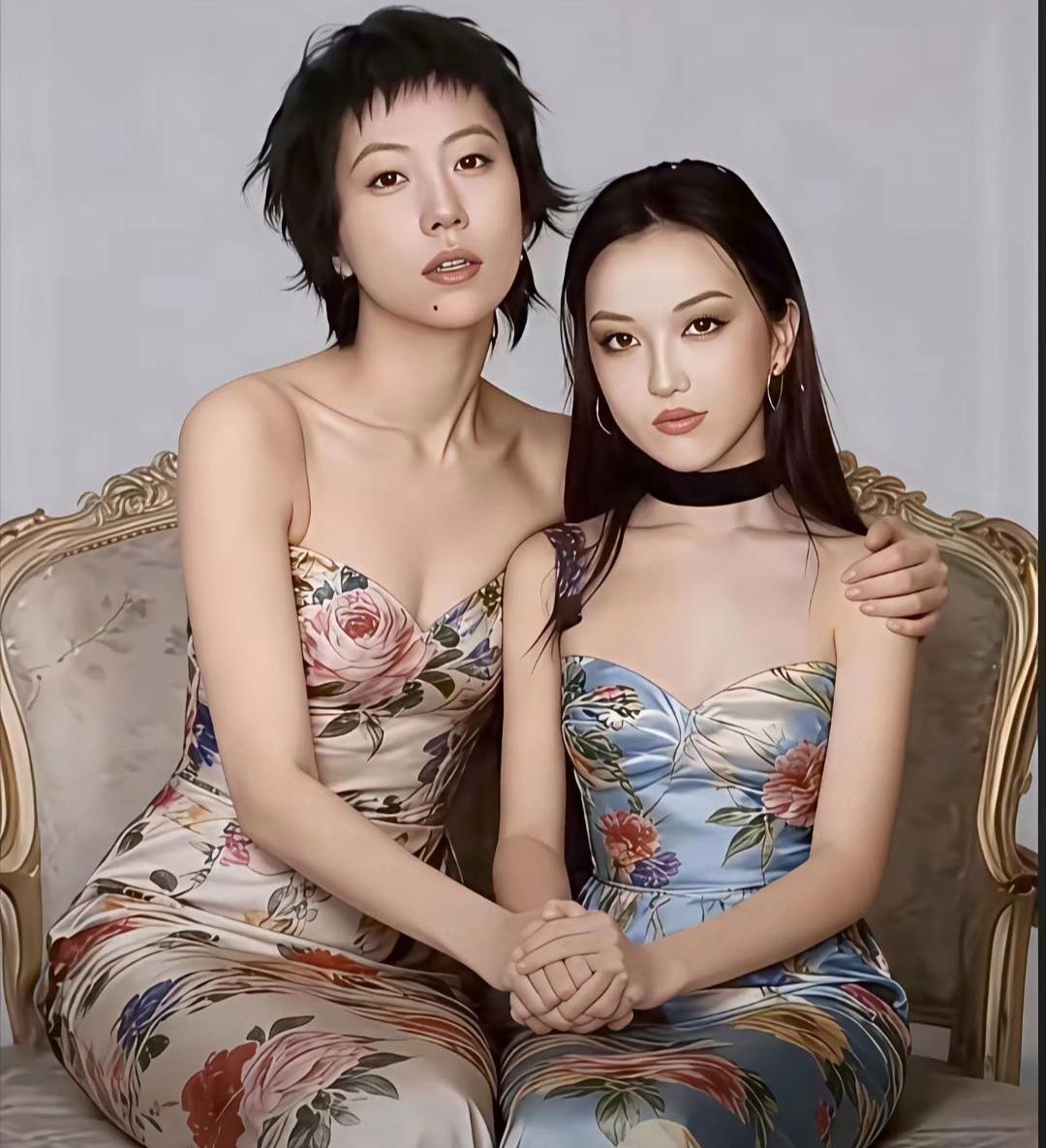 王菲俩女儿越来越美了，窦靖童走酷飒路线，李嫣走冷艳路线。 ​