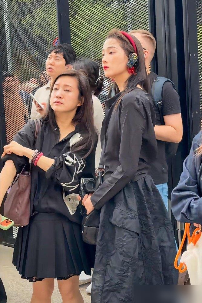 关晓彤在巴塞罗那被拍，眉毛漂得发白，双下巴都出来了。
路人镜头里，她穿着黑衣服戴红发箍，跟普通游客一样排队进圣家堂。晨跑、逛米拉之家、吃当地菜，一点明星架子没有。
就这状态，跟她刚播完那部《生逢其时》里素颜出镜的角色，几乎没差。为了戏，脸说不要就不要了。
反观某些人，度假照都恨不得带八个修图师