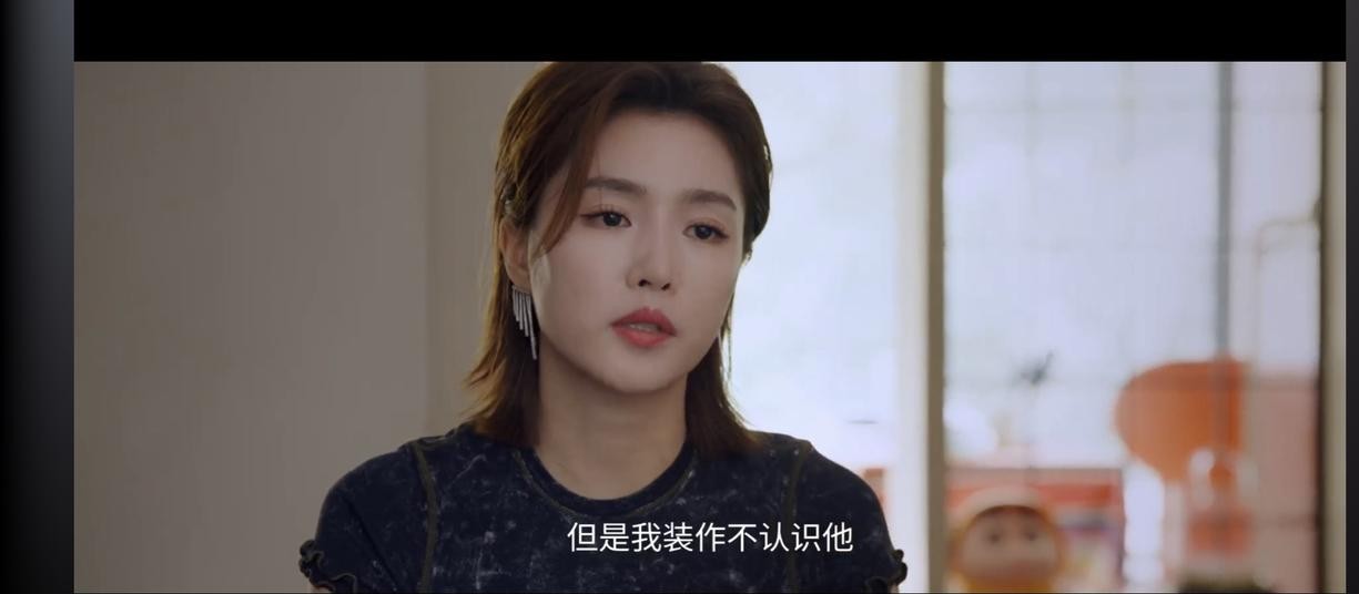 豪门富家女结个婚到底有多凶险？看一眼电视剧《美人余》这乱成毛线团的关系网就懂了。
以前的家庭剧还在扯婆媳矛盾，这部戏直接把“防赘婿吃绝户”的危机感拉到了天花板。
乔振宇演的狄立人，表面看着是个听话顺从的倒插门女婿，私底下却咬碎了牙要把余家的产业往外搬。
更离谱的还在后面，他和前妻卢蕙生的儿子哈