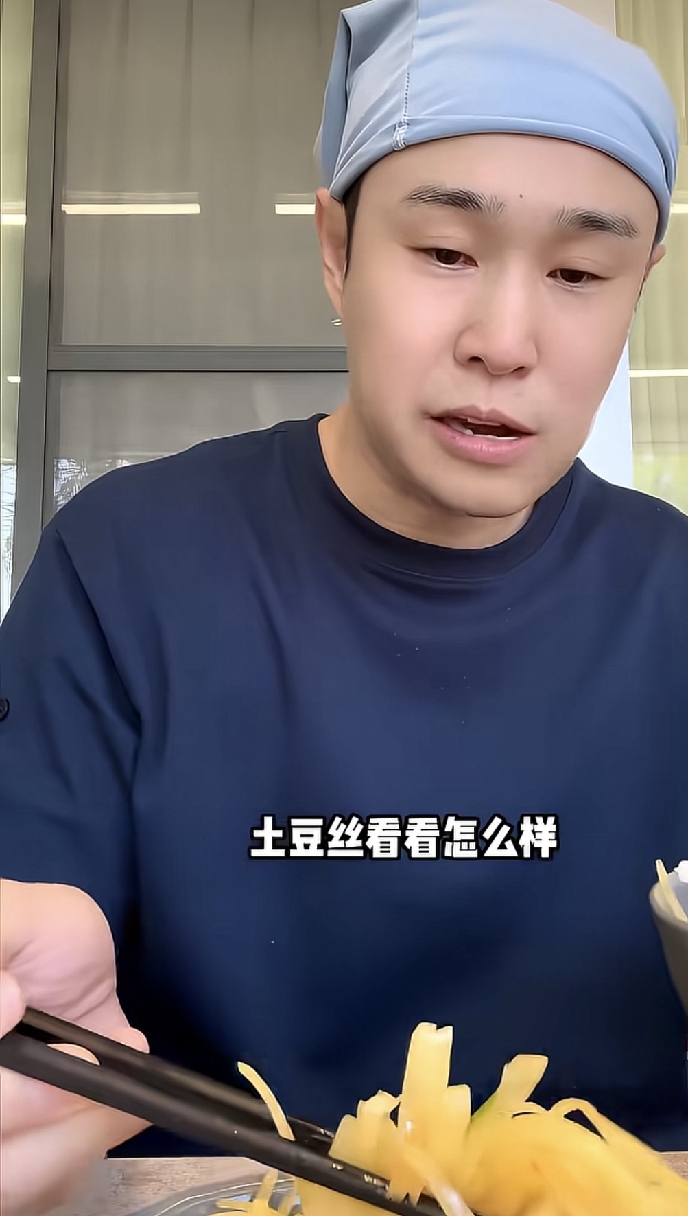 小沈阳参加《披荆斩棘的哥哥》，下午安排了高强度体能训练，他预料到会大量出汗。趁着其他哥哥去化妆准备的间隙，他先好好填饱肚子，攒足体力，才有充足的精力投入训练，争取拿出好状态。
同时他也是队伍里面的厨师，懂得照顾自己，关键时刻总能给自己安排上一顿可口的饭菜，好好补充能量。

不仅满足自己的味蕾，队友也