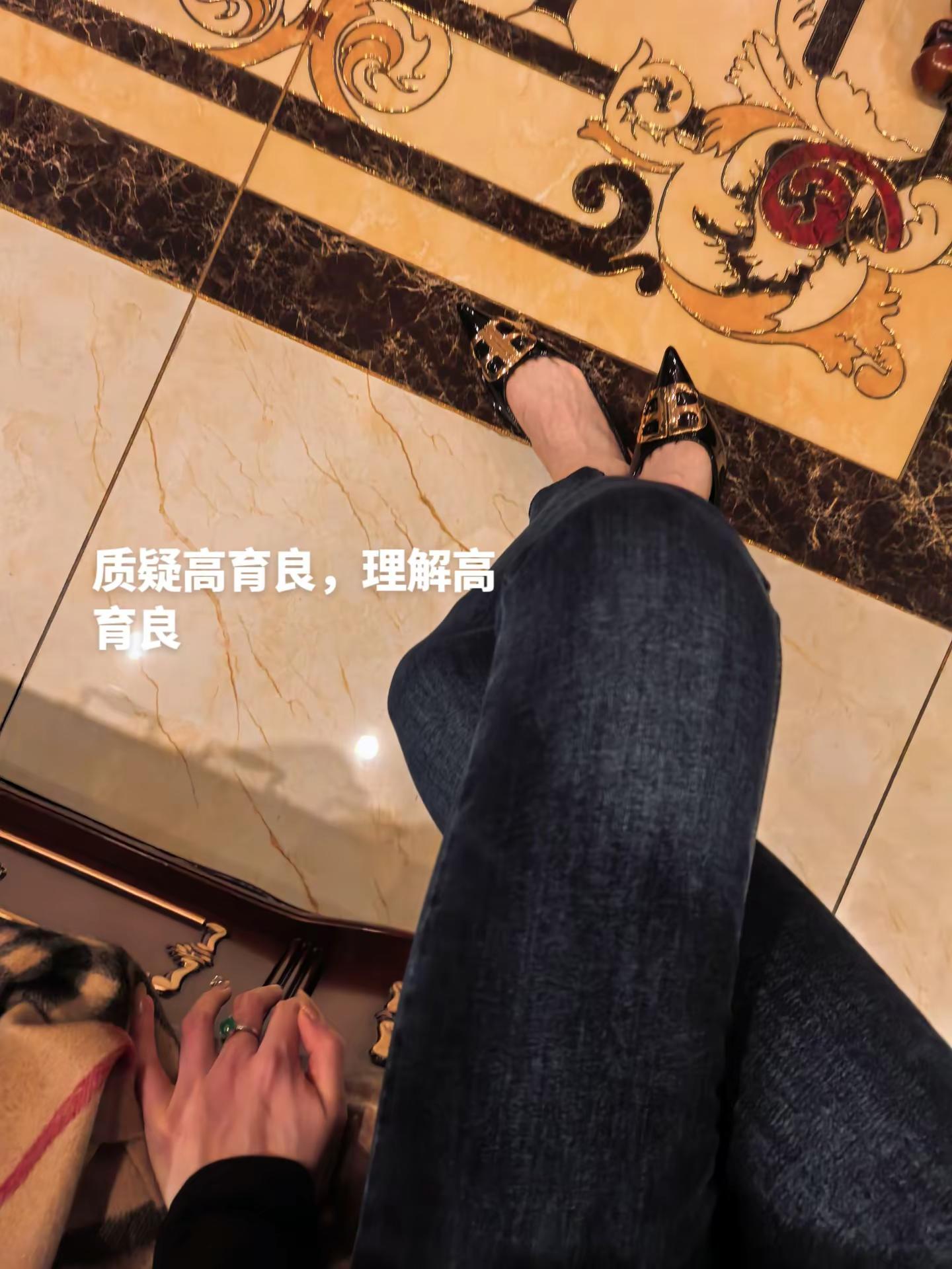 姐姐三要素：长发 高跟鞋 紧身牛仔裤