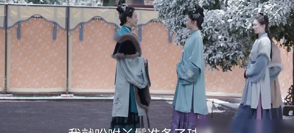 谭松韵演的嫡女，正被李梦按在泥地里逼着打球。
球杆递过来，赵星棠笑得像逗弄一条狗，就等兰香出丑。一个丫鬟摸过几次捶丸？全场都在看笑话。结果兰香手腕一翻，球贴着草皮飞出去，一杆进洞。
连赢三局，赵星棠脸都绿了。真正扎她心的不是输球，是刘美含演的吕蕺儿全程给兰香递水、擦汗、喊好。丫鬟帮丫鬟，不争宠不