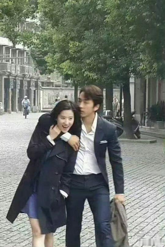 不愧是刘亦菲唯一公开承认过的男朋友啊！ ​​​