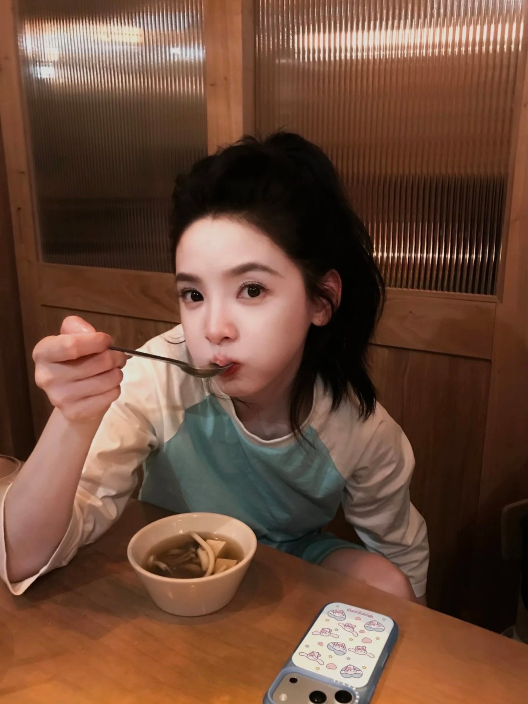 章若楠在近期直播中被网友恶评穿搭，她以一句不OK温柔而坚定地回怼，同时表达了"穿衣服只要自己喜欢就好"的穿衣自由态度，同一场直播她谈及外貌时的坦诚发言也同样引发共鸣。  一、直播回怼：用"不OK"回应