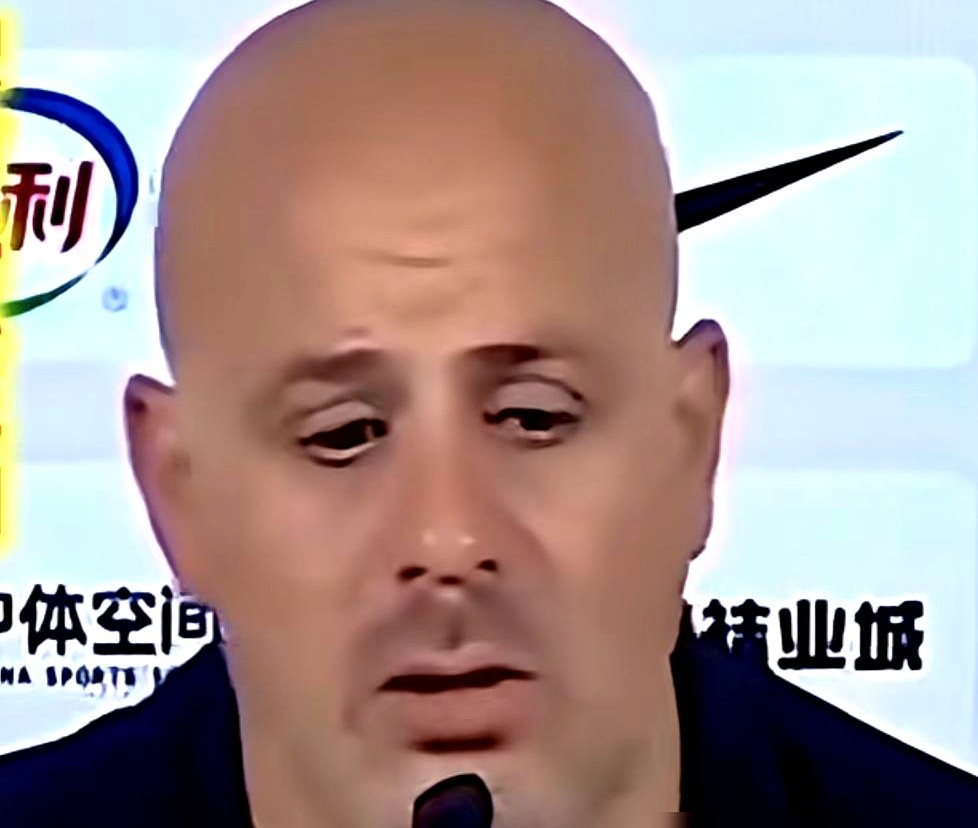 终场前2.2秒，杨瀚森打进准绝杀，中国男篮89比87险胜黎巴嫩！

最后22秒还领先6分，边线球被断，胡明轩送对手三罚全中，比分瞬间变成87平。

全场9投8中砍下19分9篮板的杨瀚森，在窒息时刻完成终结，帮男篮保住了出线主动权。

赛后黎巴嫩主帅抱怨罚球丢了7个，却不提中国队也丢了7个。赢是赢了，