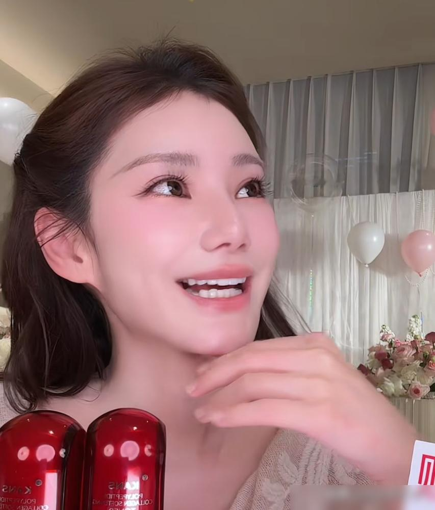 刚剖完13天，马筱梅就开播了，弹幕全在问大S俩孩子什么时候回北京念书。她没躲，也没装大度，就一句：我管不了，但门开着。紧跟着补了句：希望三个孩子能凑一块儿，也陪陪我刚生的这个。话到这儿，味儿就变了。
2月23，她在台北生的，提前两周破水。自己回忆手术台上全程发抖，跟医生说太荒谬了，怎么突然就要生。