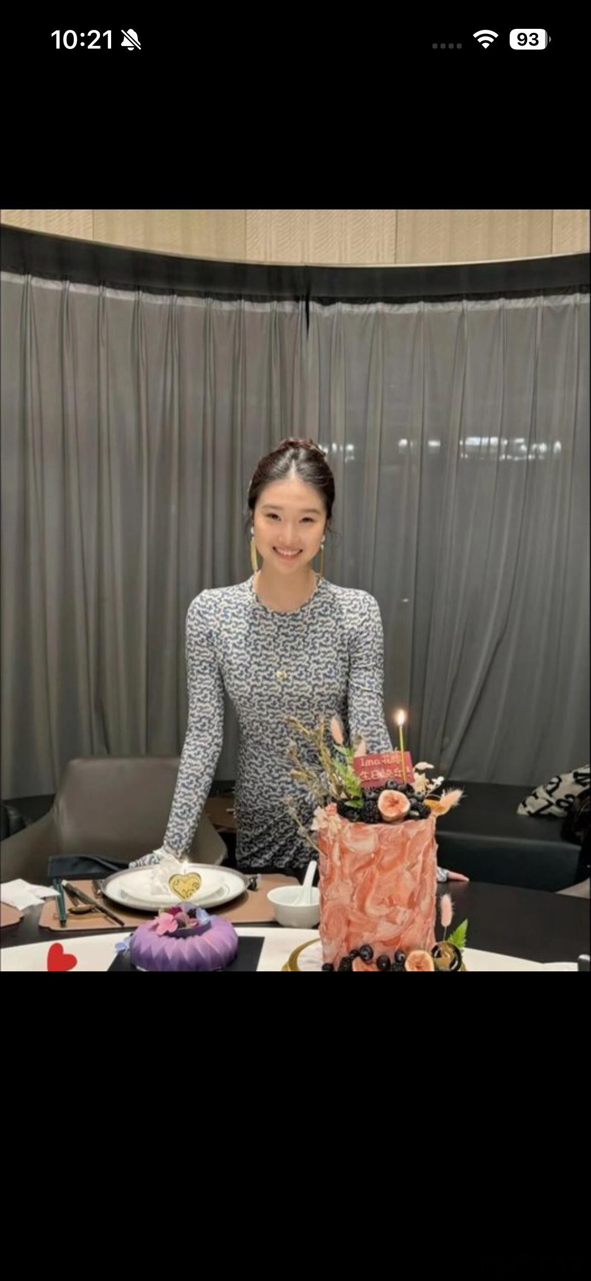 马伊琍女儿满18岁，和文章长得一模一样！

时间过得真快，马伊琍和文章的大女儿爱马，转眼已经满18岁了。

前段时间，她去爸爸新开的饭店捧场，被网友偶遇拍到，远远看去，这姑娘眉眼神态，简直和爸爸一个模样，穿搭带着一点轻熟感，不仔细看，很难猜出她真实年纪。

那天店里客人爆满，到处都是人，文 ​