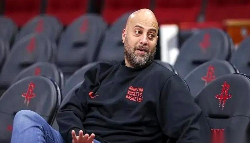 我们聊聊火箭队去年的操作。 他们手里攥着一把能让联盟眼红的年轻球员和选...