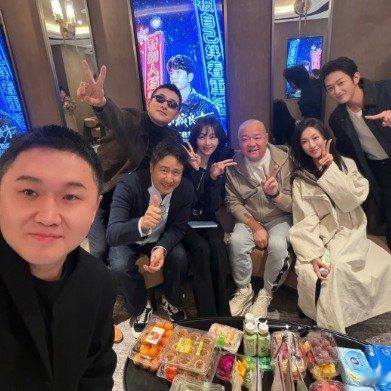 姜妍晒出《小城良方》追剧团散场后的宵夜合照，导演和王彦霖、张国强一众主创都在，偏偏没看到肖战，一下子就冲上热搜了。不少网友第一反应都有点意外，毕竟他俩在剧里搭档很有看点，白天正式活动的时候肖战全程到场，还和姜妍同台互动，氛围挺好的。
 
其实这就是一场私下的小聚餐，不是官方全员大合影。肖战行程排得满