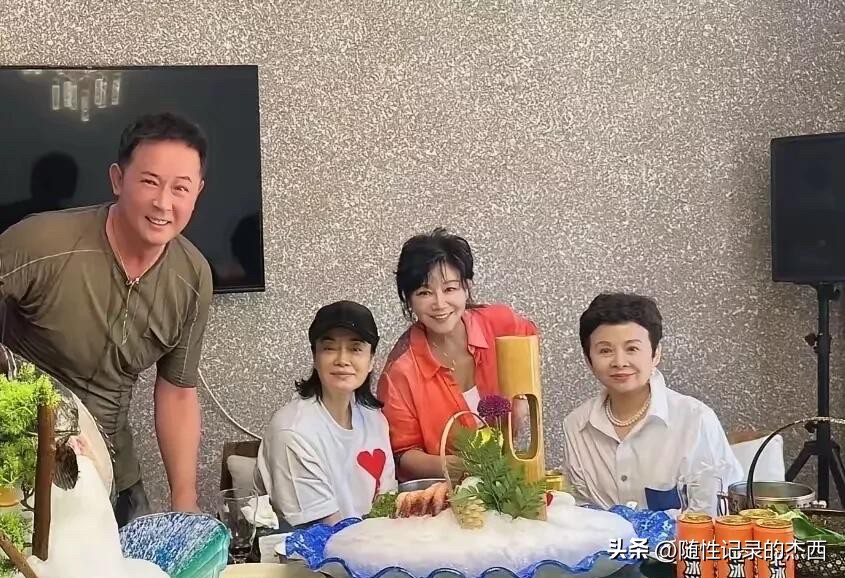 这几位都是著名的歌唱家，毛阿敏和董文华都是大家十分熟知的女歌唱家，她们穿着白衣服，气质比较大方，早年的歌声好听，人老了是气质好，不知道另外两个叫什么名字，有些人应该是看着他们觉得眼熟的吧。