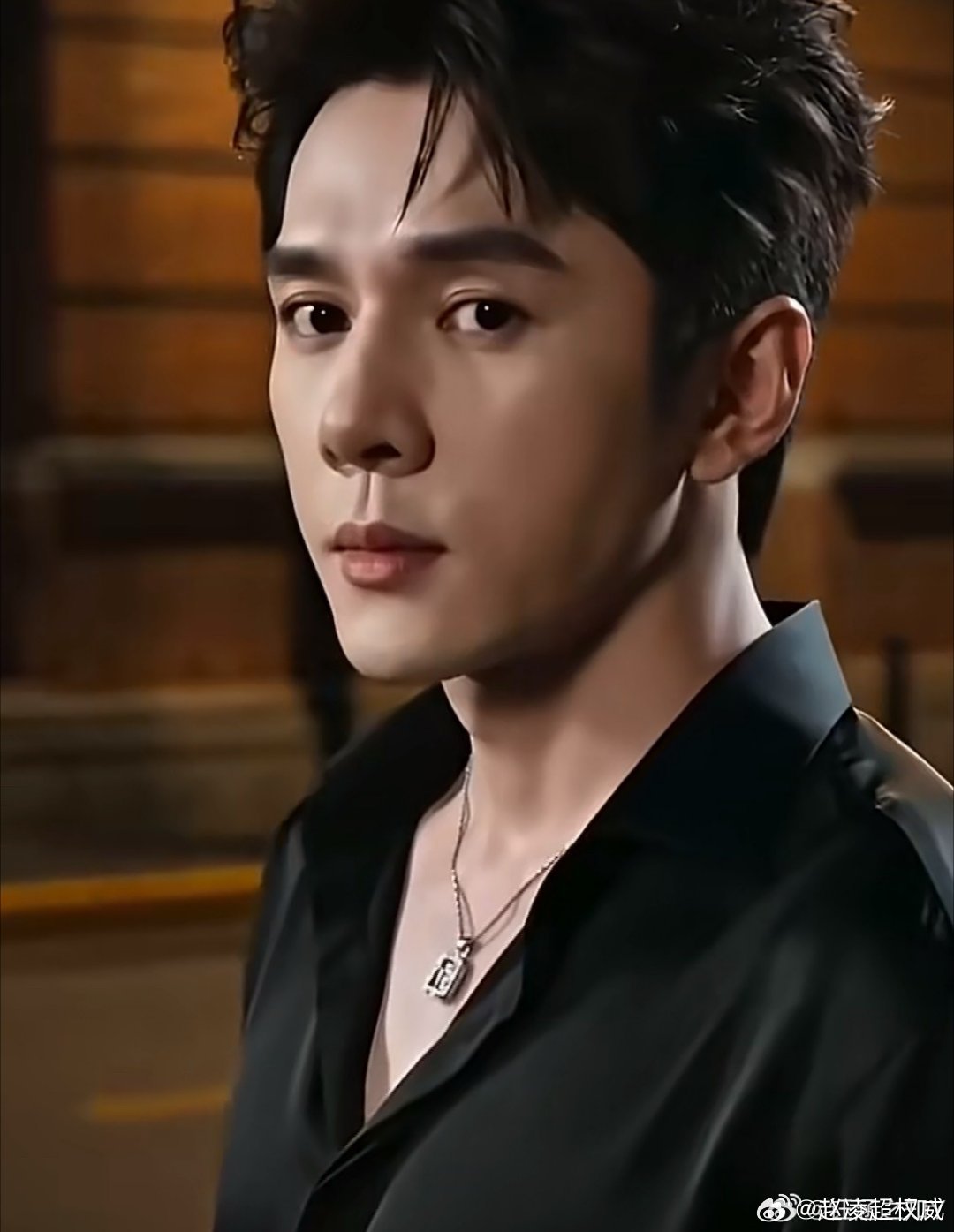 #李佳琦luke版给本人吓坏了#
网友利用AI换脸，把李佳琦的脸合成到热播角色Luke的霸总画面里，反差感拉满，二创视频迅速走红。直播中李佳琦点开视频，被高度仿真的AI形象吓到，反应真实搞笑，话题随之冲上热搜。
 这件事既是网友趣味玩梗，也暴露出AI二创的现实问题。AI换脸门槛变低，娱乐玩梗无伤大雅 ​