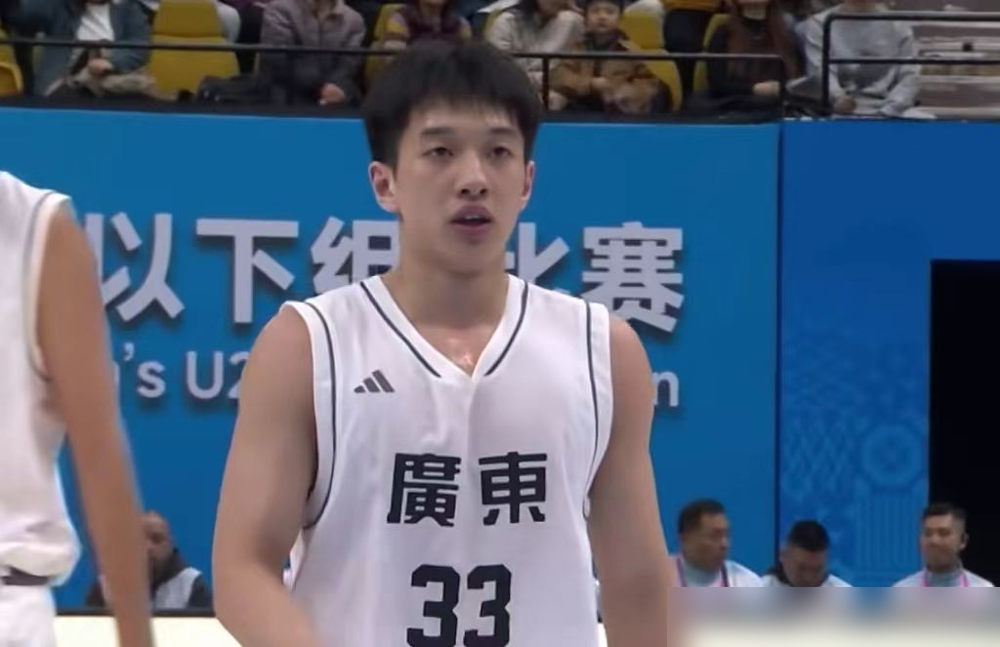 徐杰体测运球后投篮18中17，这准度在CBA后卫里够顶了，但杜锋现在最头疼的压根不是他。
10月9日到11日，广东宏远把季前赛搬去汕头体育中心，连打山东、广州、天津三场。周鹏、胡明轩专门录了视频喊潮汕球迷来看球，那边一直被当宏远第二个主场养着，票房基本盘稳得很。
说白了这就是杜锋的验货局。新外援